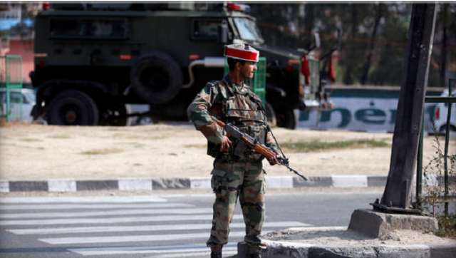 Indian and Pakistani troops exchange gunfire in Kashmir